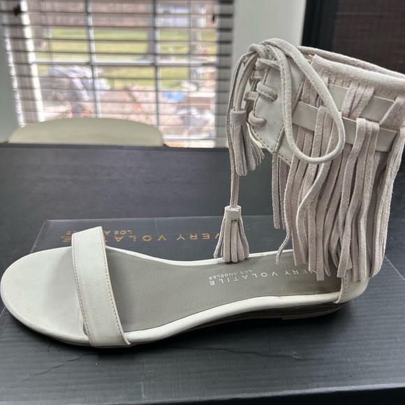 Very Volatile Aubrey ICE Fringe Sandal Women's Size 7 NEW IN BOX Light Gray - Picture 4 of 10